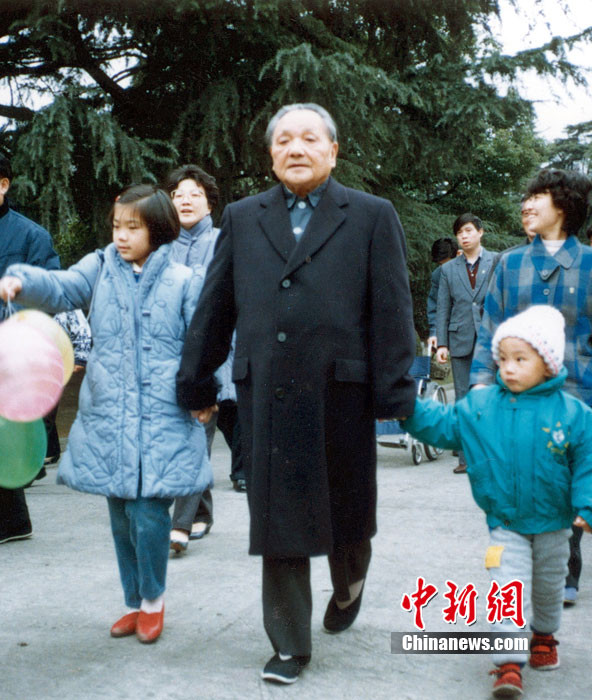 Đặng Tiểu Bình dắt hai cháu đi dạo năm 1988.
