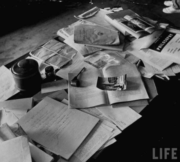 Bàn làm việc của nhà bác học Einstein với nhiều tài liệu sau khi thiên tài này qua đời.