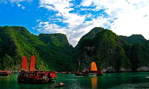 Vịnh Hạ Long được UNESCO công nhận là Di sản Thiên nhiên thế giới và được du khách trong và ngoài nước thường xuyên lui tới. Nơi đây sở hữu khung cảnh đẹp, lãng mạn với 1.600 hòn đảo đá vôi lớn nhỏ.