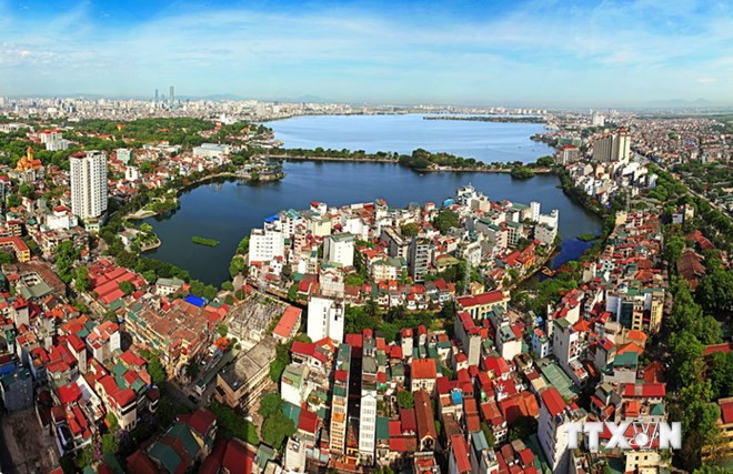 Hồ Trúc Bạch và Hồ Tây được ngăn cách bởi đường Thanh Niên, mang vẻ đẹp riêng "hồ trong phố" đặc trưng của Thủ đô, được ôm trọn trong không gian kiến trúc của thành phố.