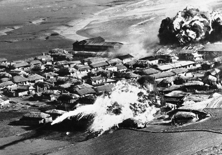 Máy bay ném bom B-26 Invader thả bom tàn phá những ngôi nhà của người dân địa phương ở khu vực gần Hanchon ngày 10/5/1951.