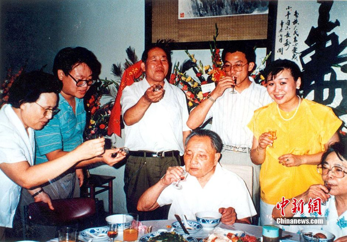 Các thành viên trong gia đình Đặng Tiểu Bình uống mừng sinh nhật lần thứ 84 của nhà lãnh đạo Trung Quốc ngày 22/8/1988.
