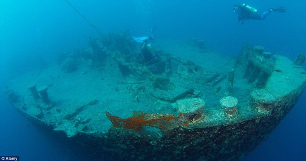 SS Thistlegorm là tàu buôn được trang bị vũ khí của Hải quân Anh bị phát xít Đức đánh chìm ở Biển Đỏ năm 1941. Khi đó, tàu buôn này chở nhiều xe bọc thép, súng, đạn dược... Cho đến nay, nhiều hiện vật, vũ khí vẫn còn nguyên vẹn trong xác tàu đắm.