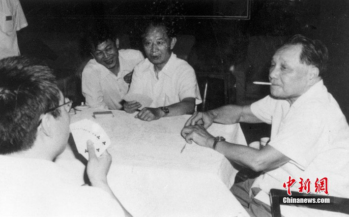 Đặng Tiểu Bình và Hồ Diệu Bang chơi đánh bài giải trí với một số người năm 1984.
