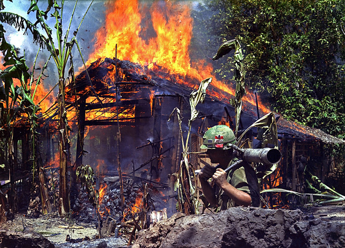 Quân đội Mỹ thiêu rụi một căn nhà gần Mỹ Tho ngày 5/4/1968.