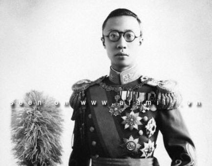 Hoàng đế Phổ Nghi từng tiết lộ lần đầu ngồi lên ngai vàng đã khóc. Khi đó, những người có mặt đã cho rằng đó là điềm báo xấu. 3 năm sau khi lên ngôi, Hoàng đế Phổ Nghi đã thoái vị, tức vào ngày 12/2/1912.
