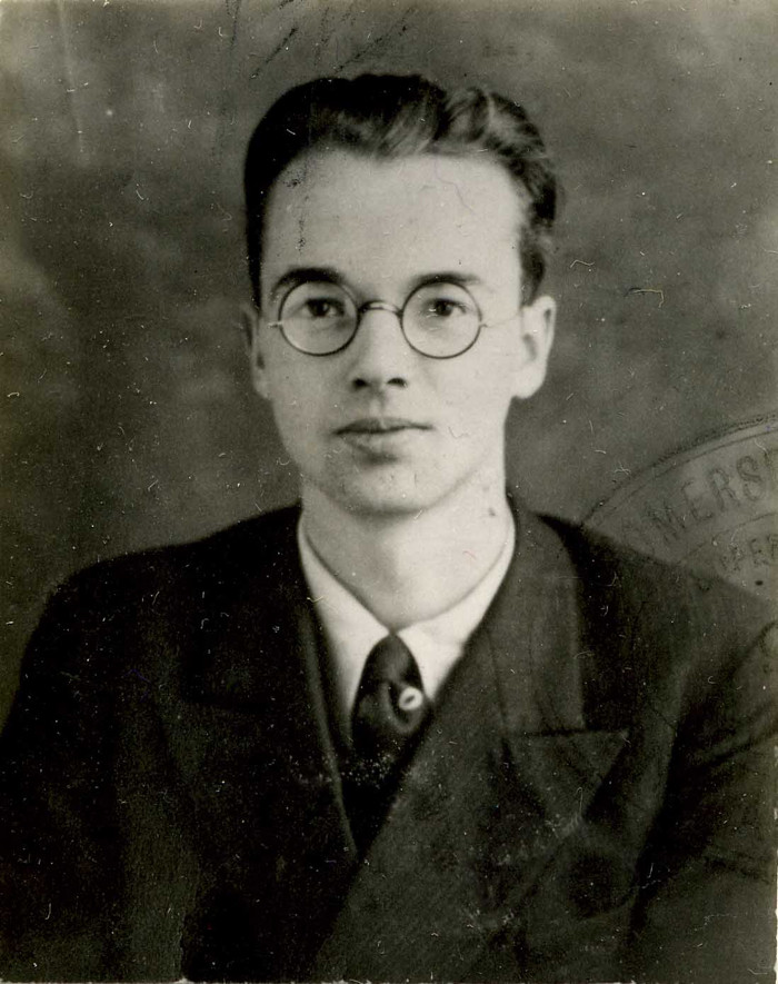 Từ năm 1944, ông làm việc ở Los Alamos. Trong vòng 2 năm, ông cung cấp cho cơ quan tình báo KGB các kế hoạch trên lý thuyết việc chế tạo bom khinh khí và các dữ liệu sản xuất uranium.