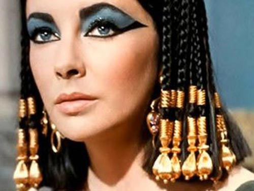 4. Nữ hoàng Cleopatra là nữ Pharaoh phù phiếm, tiêu xài phung phí. Theo những bức chân dung phác họa, nữ hoàng Cleopatra đã lấy khoảng 50% GDP của Ai Cập thời đó để phục vụ cho nhu cầu làm đẹp, quần áo, trang sức và lối sống xa hoa của bản thân.