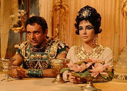 3. Nữ hoàng Cleopatra được chôn cất cùng Mark Antony. Một số giai thoại cho rằng, Nữ hoàng Cleopatra được chôn cất cùng người tình Mark Antony trong ngôi đền Taposiris Magna ở Ai Cập.