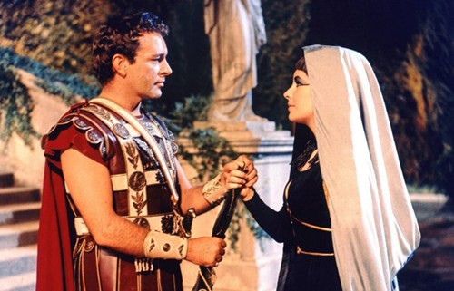 Trên thực tế, nhiều chuyên gia đã tìm được bằng chứng cho thấy Nữ hoàng Cleopatra được chôn cất một mình trong chính ngôi mộ mà bà cho người xây dựng. Ngôi mộ này được cho là hiện nằm dưới đáy đại dương cùng với tàn tích của thành phố cổ Alexandria.