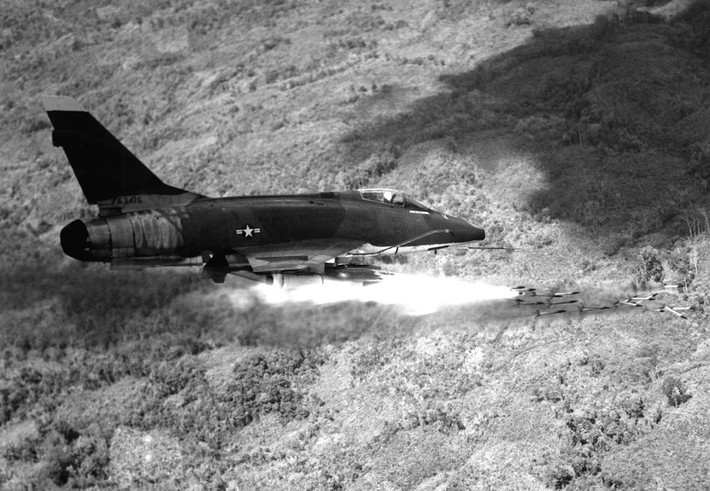 Máy bay tiêm kích F-100D Super Sabre của Không quân Mỹ phóng rocket tấn công vào vị trí nghi có bộ đội Việt Nam, ngày 1/1/1967.