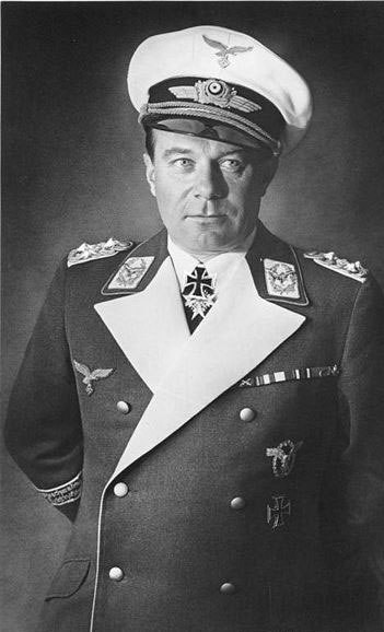 Ernst Udet là phi công xuất sắc khác của Không quân Đức. Ông đã bắn hạ được 62 máy bay quân địch trong năm 1918. Tuy nhiên, với những tổn thương tâm lý, Ernst Udet đã tự sát vào ngày 17/11/ 1941.
