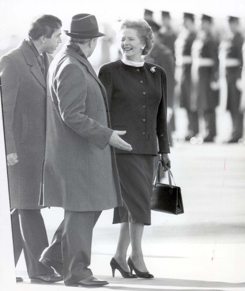 Trong túi xách của bà Thatcher không bao giờ thiếu một thỏi son môi đậm.