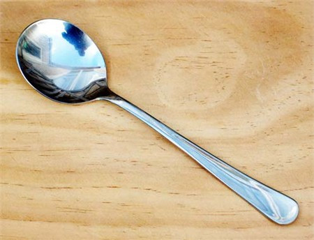Thìa. Ít ai có thể ngờ được rằng, thìa có thể sử dụng làm hung khí giết người. Năm 2010, bà mẹ người Mỹ đã dùng thìa đánh chết con gái 5 tuổi bằng vật dụng tưởng chừng như vô hại này.