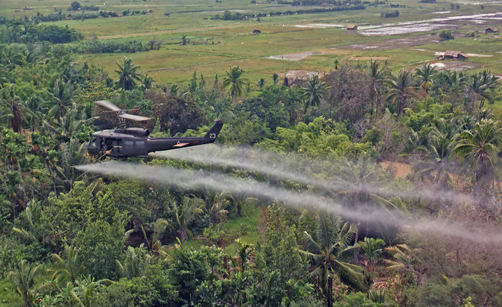Trực thăng UH-1D của quân đội Mỹ rải chất độc hóa học có tác dụng làm rụng lá ở khu vực rừng thuộc đồng bằng sông Cửu Long để dễ dàng phát hiện dấu vết của bộ đội Việt Nam.