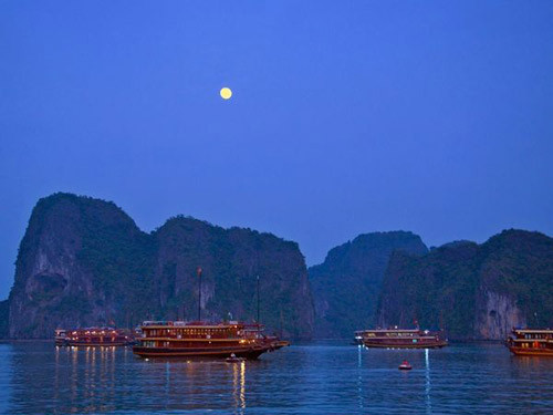 Những chiếc thuyền du lịch trên vịnh Hạ Long giúp du khách có cơ hội thưởng thức cảnh đẹp trọn vẹn ở nơi đây. David Buffington đã chụp được bức ảnh này.