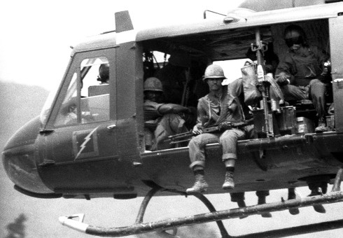 Một trực thăng cất cánh tại Khe Sanh trong thời gian diễn ra Chiến dịch Ngựa bay (Operation Pegasus) năm 1968.