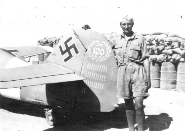 Hans-Joachim Marseille là phi công át chủ bài khác của Không quân Đức hồi Chiến tranh thế giới 2. Phi công lừng danh này nổi tiếng với chiến tích bắn hạ 158 máy bay địch.