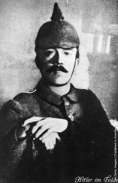 Hitler trong bộ quân phục khi tham gia Chiến tranh thế giới 1. Ảnh chụp năm 1916.