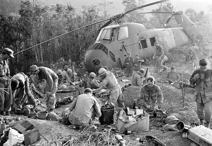 Thủy quân lục chiến Mỹ đang chuẩn bị vũ khí. Ảnh chụp ngày 21/9/1966.