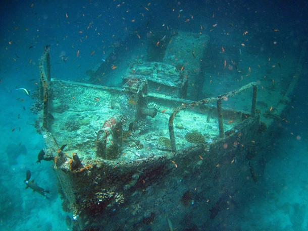 Tàu MTS Oceanos xuất cảng tháng 7/1952 và bị chìm ngoài khơi bờ biển phía đông của Nam Phi ngày 4/8/1991. Nguyên nhân là do xảy ra một cơn bão khiến nước tràn vào động cơ của tàu khiến nó chìm dần xuống đáy biển. Hiện nó ngủ sâu dưới đáy đại dương khoảng 302 - 318 feet. Do khu vực này nước chảy mạnh cùng với sự xuất hiện của nhiều cá mập khiến các thợ lặn khó tiếp cận xác tàu đắm MTS Oceanos.