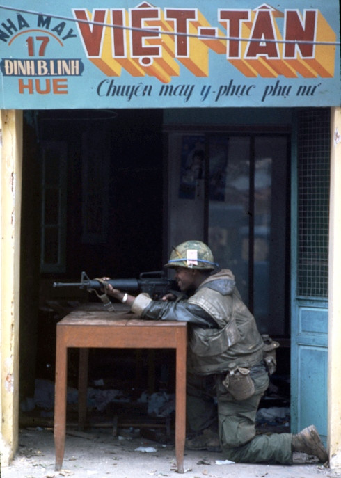 Lính thủy quân lục chiến Mỹ cố thủ tại một cửa hàng may ở Huế năm 1968.