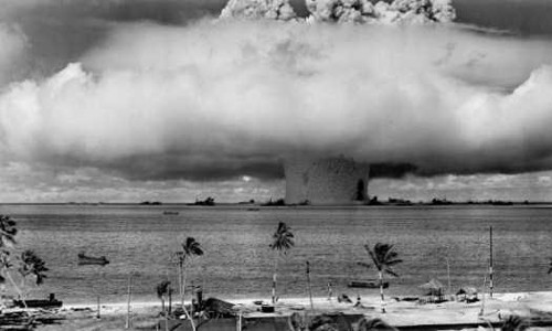 Cảnh tượng vũ khí hạt nhân có sức nổ 15 kiloton được cho phát nổ dưới nước tạo nên hình ảnh giống như ở thế giới khác.
