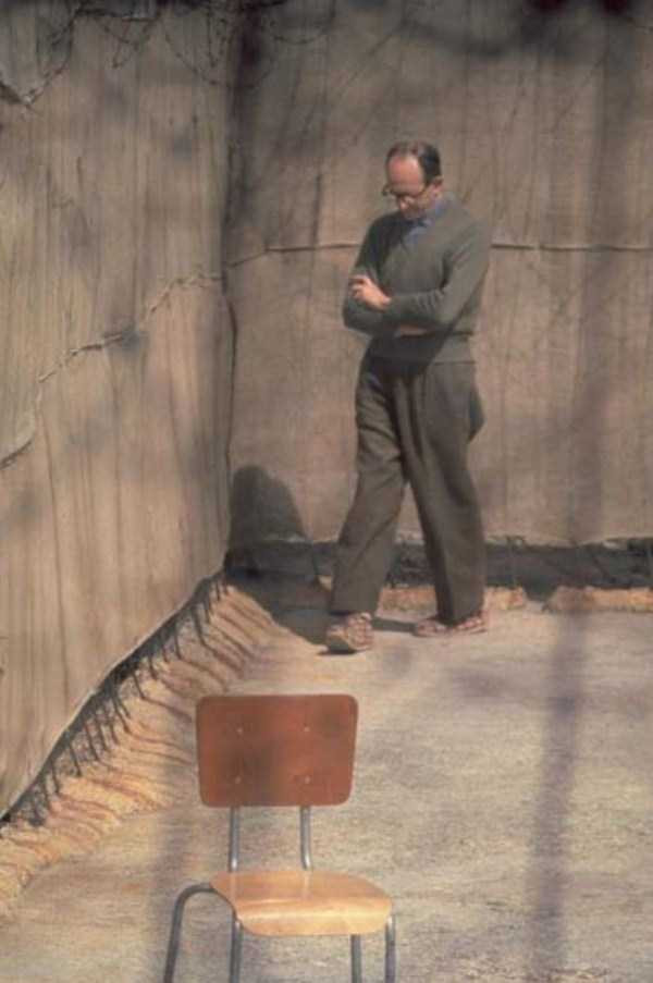 Trùm phát xít Đức quốc xã Adolf Eichmann đi lại trong không gian trại giam tại Israel hồi tháng 4/1961.