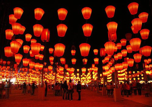 Tết Trung thu của Trung Quốc được cho là có từ thời nhà Thương (vào khoảng thế kỷ 10 TCN). Khi đó, người dân tổ chức ăn mừng vụ mùa bội thu vào ngày Rằm tháng 8 hàng năm. Kể từ đó, lễ hội ăn mừng trên được tổ chức phổ biến ngay cả trong thời đại nhà Đường.