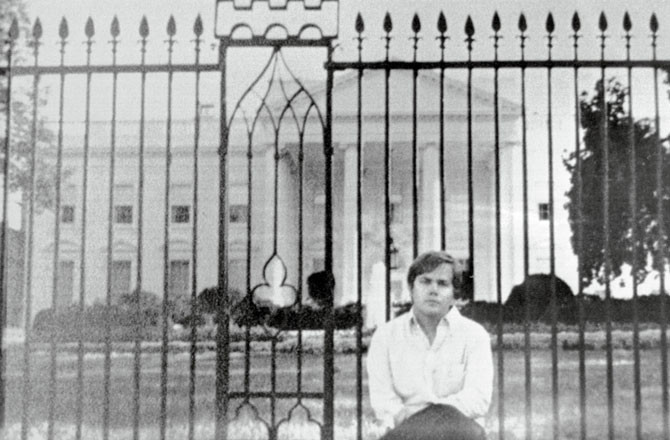 Ảnh chụp John Hinckley Jr ngồi bên ngoài hàng rào ở phía trước Nhà Trắng. Hinckley đã cố gắng ám sát Tổng thống Ronald Reagan tại Washington ngày 30/3/1981.