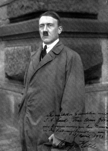 Bức ảnh chụp Hitler kèm chữ ký của nhà lãnh đạo độc tài Hitler tặng cho một binh sĩ Đức năm 1923.