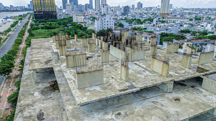 Ông Nguyễn Hữu Hồng - Chủ tịch UBND phường Thuận Phước, quận Hải Châu, TP. Đà Nẵng - cho biết: Khu vực đường Như Nguyệt thường vắng vẻ, ít người qua lại vì vậy tình trạng xả rác bừa bãi, ao tù nước đọng gây ô nhiễm, mất mỹ quan đô thị.
