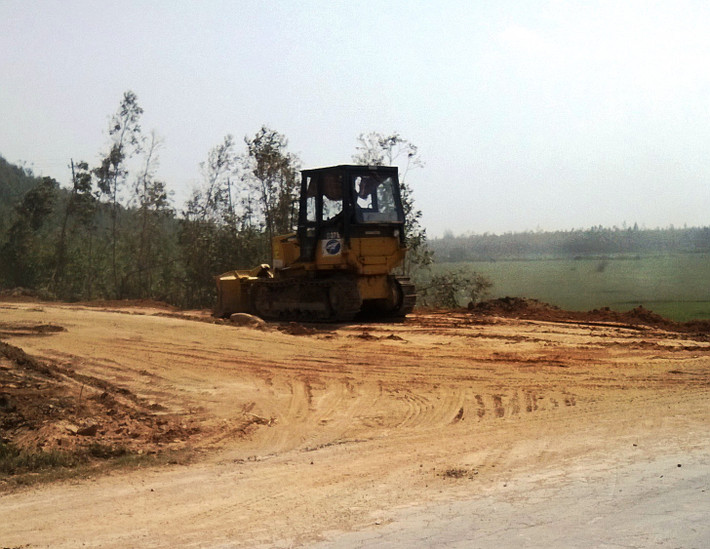 Máy móc của Tập đoàn Trường Thịnh (Đồng Hới) được điều đến mở rộng đường dẫn.