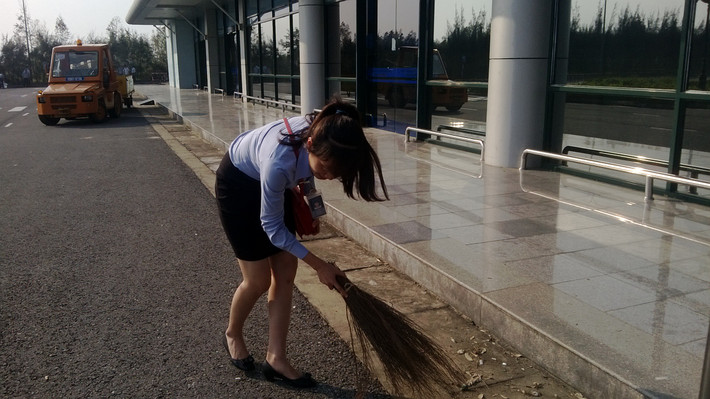 Nhân viên sân bay dọn vệ sinh...