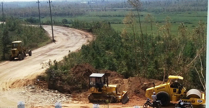 Người đã từng gắn bó với Núi rồng cũng là người đầu tiên từng khai phá mảnh đất này, ông Hồ Xuân Mai (nguyên Bí thư Đảng bộ xã Quảng Đông) cho biết: “Từ những năm 80, tôi đã tưng khai hoang nơi đây để trồng cây cối. Đất đai màu mỡ, cây cối xanh tươi. Đứng trên núi Rồng nhìn ra biển, cảnh sắc không nơi đâu đẹp bằng". Đến ngày 12/10, mọi hạng mục sẽ được hoàn tất.