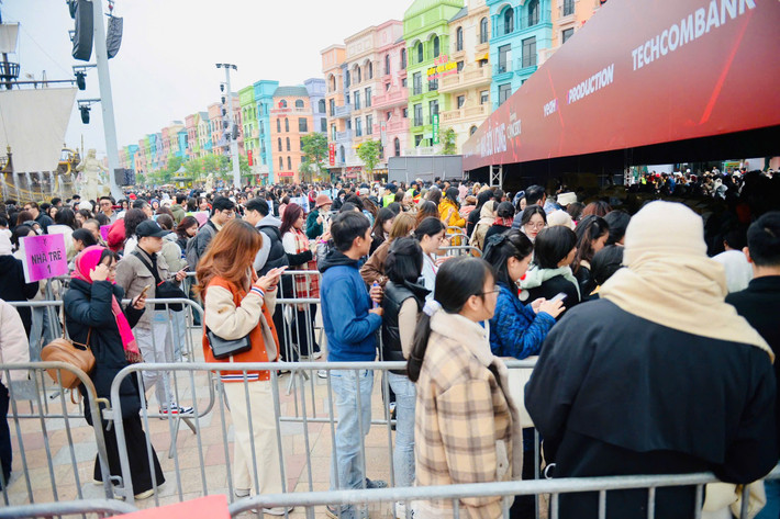 Khu vực đổi vòng để vào sân luôn đông đúc nhất. Khán giả đến concert được giao lưu với dàn anh tài trước giờ diễn.