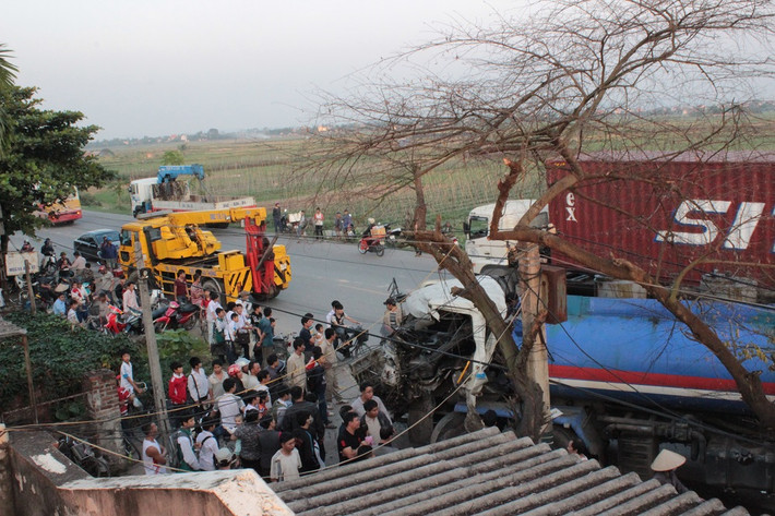 Ngay khi xảy ra vụ tai nạn, lực lượng chức năng tỉnh Hải Dương đã có mặt tại hiện trường, để điều tra làm rõ nguyên nhân vụ tai nạn. Khi xảy ra vụ tai nạn nhiều người dân hiếu kỳ đã đứng xem khiến đoạn quốc lộ này bị tắc nghẽn, lực lượng CSGT đã điều động hàng chục chiến sĩ để phân làn đường. Lúc 17h, lực lượng chức năng đã tiến hành xong công tác khám nghiệm hiện trường và dùng xe cứu hộ để đưa các xe tai nạn ra khỏi hiện trường.