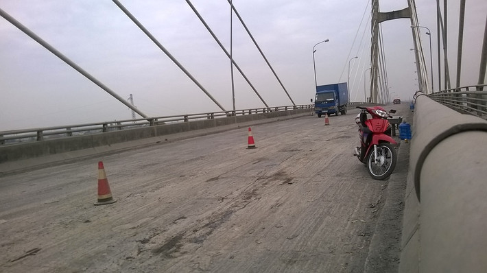 Việc thi công tu bổ cây cầu là một niềm vui lớn với người dân khu vực và những người thường xuyên phải đi qua đây, bởi khi cầu được tu bổ xong sẽ không còn tình trạng tai nạn giao thông do sống trâu, ổ gà gây nên.