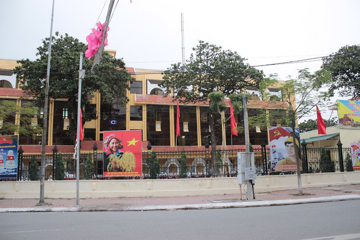 Dù đi "mượn" nhưng trụ sở mượn này cũng khiến nhiều người phải lác mắt bởi sự hoành tráng của nó.