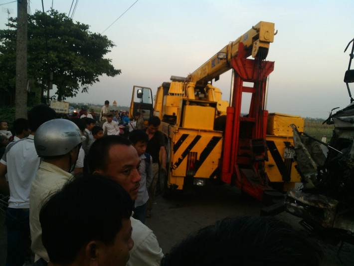 Lực lượng chức năng giải quyết vụ tai nạn.
