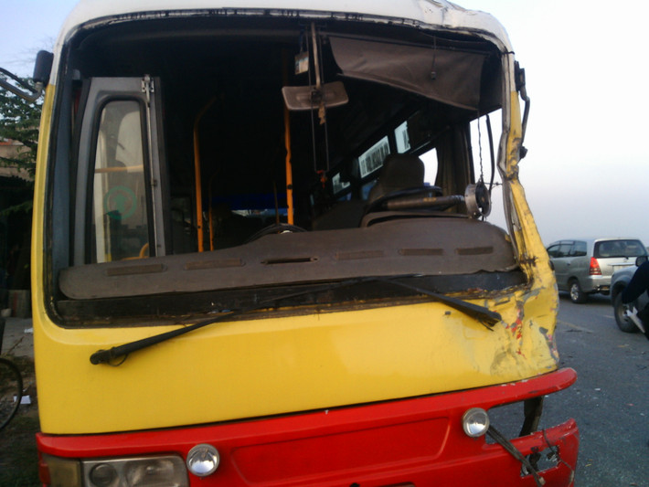 Xe bus bị hư hỏng nặng, hệ thống kính xe bị vỡ nằm vương vãi đầy đường, toàn bộ hành khách trên xe bus cũng đã rời khỏi hiện trường