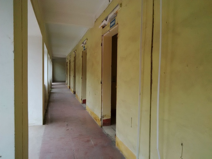 Những cánh cửa đã bị tháo dỡ...