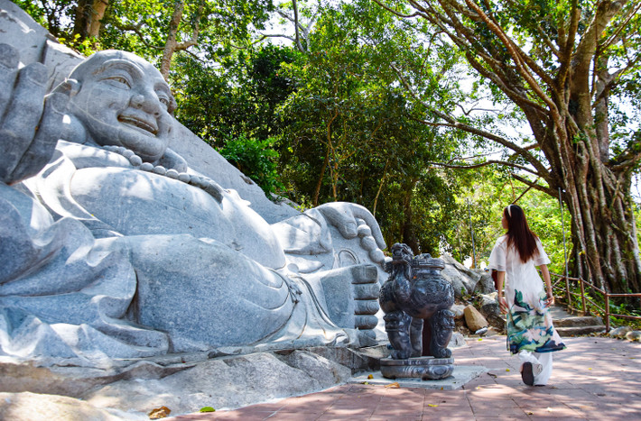 Tượng được làm bằng bê tông cốt thép, phủ vôi trắng, thế nằm nghiêng, lưng tựa vào vách núi, an nhiên gối đầu lên tay vừa thanh thoát uy nghiêm, vừa gần gũi, hiền hòa với không gian núi rừng. Công trình có tổng thể chu vi 832 mét, tượng trưng đầy đủ hình tứ thánh lục phàm và thất chúng Phật tử. Tượng dài 49 mét tượng trưng cho 49 năm từ khi Đức Phật thành đạo đến khi nhập Niết bàn.