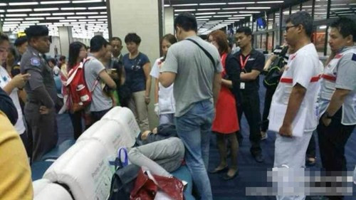 Tuy nhiên, người phụ nữ hung hăng đã nằm lăn xuống đất "ăn vạ", khăng khăng cho rằng mình đang bị trầm cảm... Cảnh sát buộc phải cưỡng chế các vị khách gây rối và đưa về đồn.