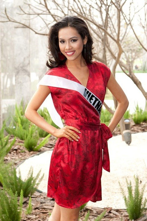A hậu Hoàng My: Năm 2012, sau nhiều đề cử, Á hậu Việt Nam 2010 Hoàng My chính thức được chọn dự thi Hoa hậu Thế giới 2012 tại Trung Quốc. Trước đó, Hoàng My cùng Diễm Hương và Thùy Dung là những gương mặt được nhiều khán giả nước nhà mong đợi.