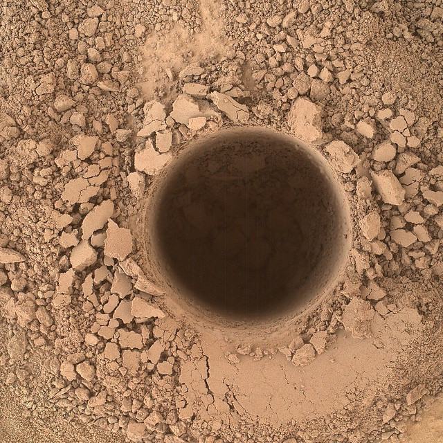 Bức hình do thiết bị thăm dò Curiosity ghi lại sau khi khoan một lỗ thành công nhằm lấy mẫu vật trên sao Hỏa.
