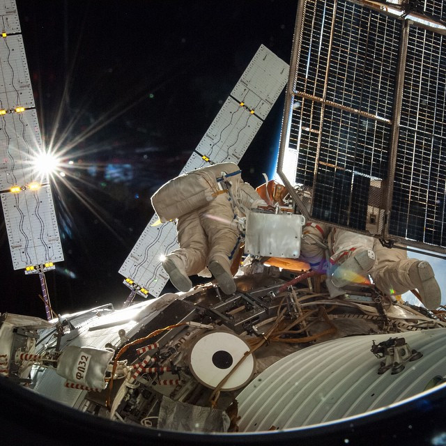 Hai phi hành gia người Nga, Oleg Artemyev và Alexander Skvortsov tiến hành sửa chữa bên ngoài trạm vũ trụ ISS.