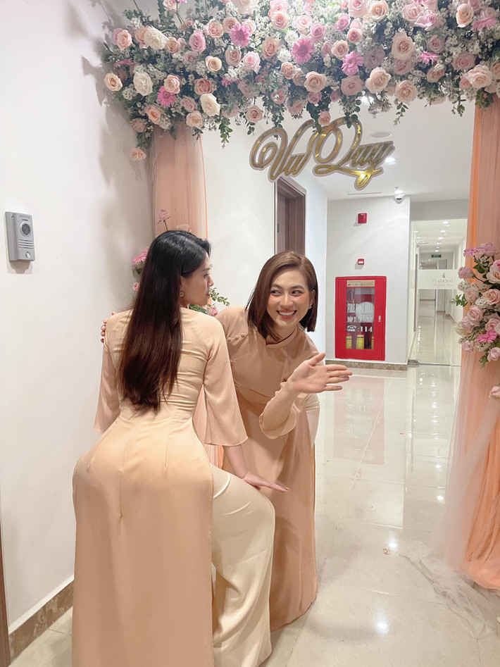 Diễn viên Phương Anh Đào và Ngọc Thanh Tâm tạo dáng hài hước khi làm phù dâu.