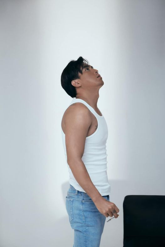 Ca sĩ Hồ Quang Hiếu khoe cơ bắp, chú thích ảnh hài hước: "Đã nhiều lần trắng tay nhưng chưa một lần trắng da".