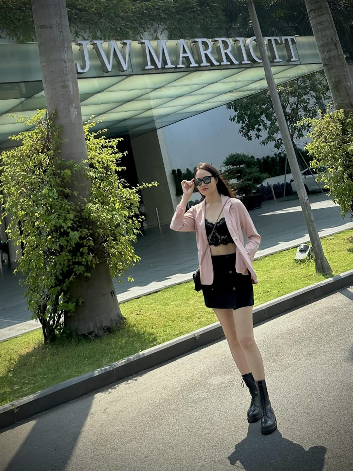 NSƯT Mai Hoa mặc sexy ở tuổi U50.